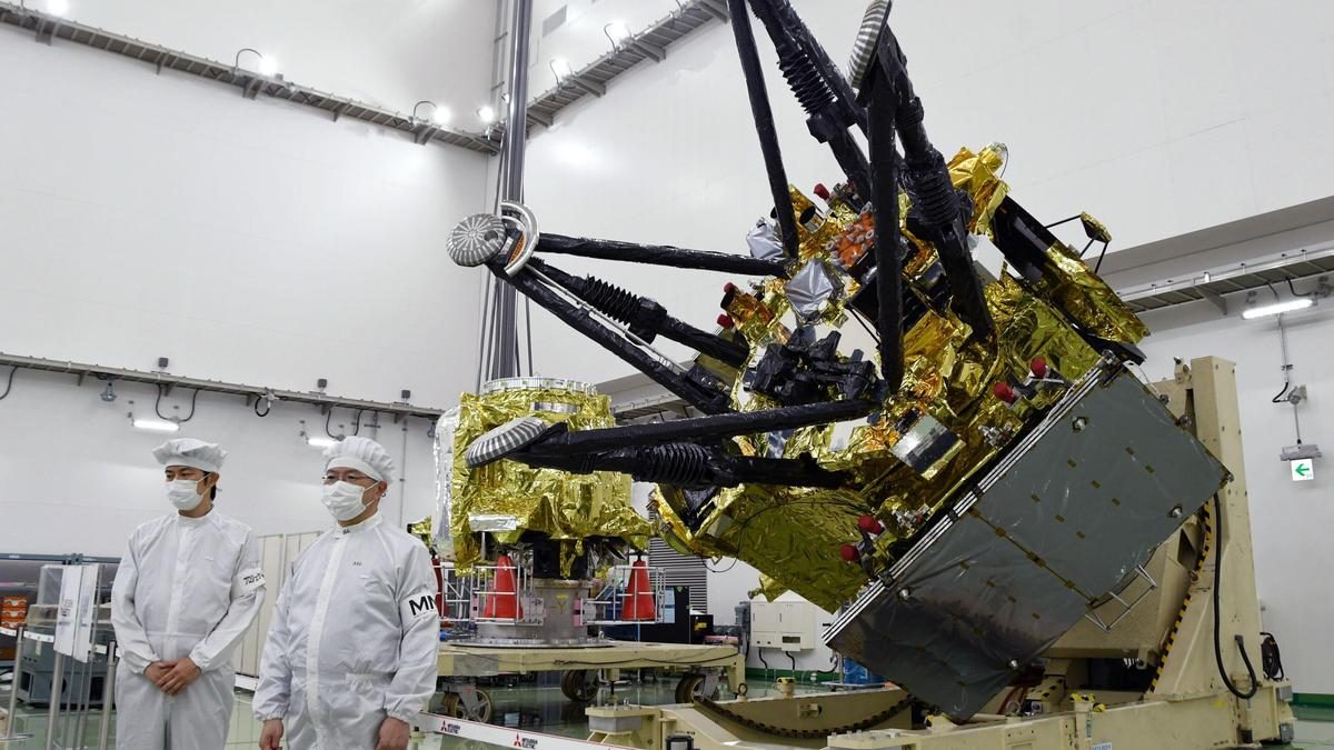 Sample-Return Missions and Planetary Moon Science: JAXA's Martian Moons eXploration (MMX) to Phobos